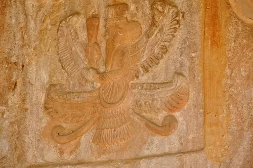 Kanatlı Figür, Qizqapan Kaya Mezarları
